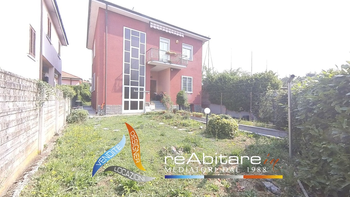 Villa da rinnovare per due nuclei familiari in posizione centrale